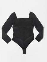 Body perla posiada wycięcie w formie stringów.