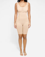 Kombinezon ma regulacje z przodu