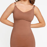 MOCNO PODTRZYMUJE BIUST