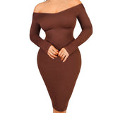 sukienka modelująca nero ma ozdobny dekolt w serek