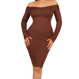 sukienka modelująca nero ma długi rękaw