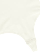 Body Vegas posiada wycięcie na pośladkach w formie stringów.