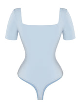 Body Blue posiada kwadratowe wycięcie na dekolcie