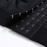 Zapięcie z przodu ma trzy rzędy haftek