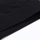 Nie posiada fiszbin lecz mocny materiał, który zbiera piersi