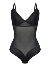 Dzięki wycięciu - Body Lace w formie stringów możesz być pewna dodatkowej dyskrecji