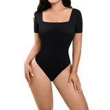 Body modelujące z dekoltem wyciętym na prosto.