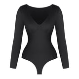 Wycięcie w formie stringów.