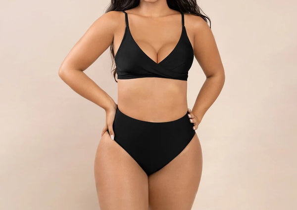 czarne wyszczuplające bikini, majtki z wysokim stanem i góra stroju z push-up