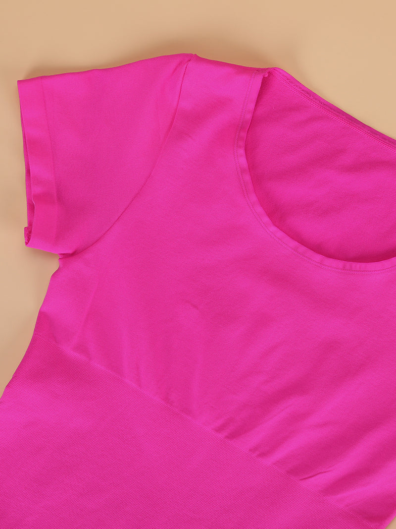 Body modelujące w kolorze różowym posiada mocniejszy materiał na brzuchu, przez co mocniej go wygładzi.